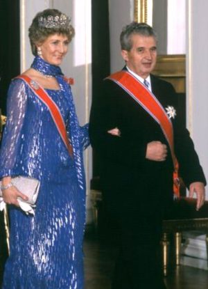 Președintele României Nicolae Ceaușescu cu doamna Elena într-o vizită oficială în Norvegia. Aici de la gena cinei de gală la Castel. Președintele din primul rând Ceaușescu care o însoțește pe Prințesa Moștenitoare Sonja într-o rochie albastră cu tiară. În spatele Regelui Olav și vicepremierului Elena Ceaușescu, Prințul Moștenitor Harald și Prințesa Astrid. Oslo, 13 noiembrie 1980.